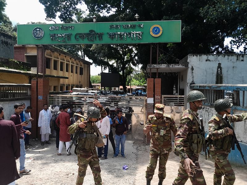 রংপুর কেন্দ্রীয় কারাগারের সামনে দায়িত্ব পালন করছেন সেনাবাহিনীর সদস্যরা। আজ শুক্রবার দুপুরে