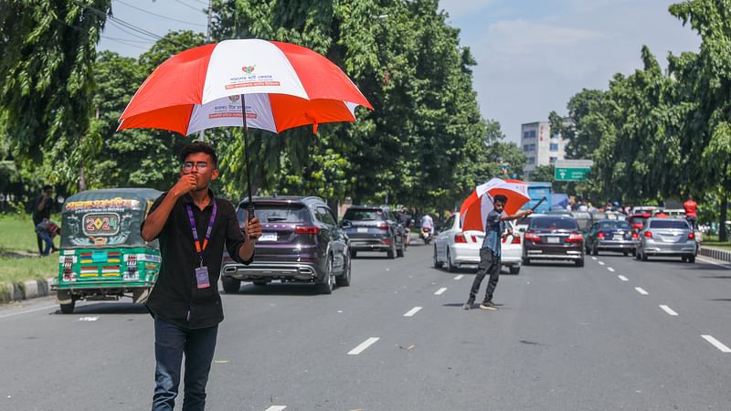 নিজ উদ্যোগে ট্রাফিক নিয়ন্ত্রণের দায়িত্ব নিয়েছিলেন এই তরুণেরা