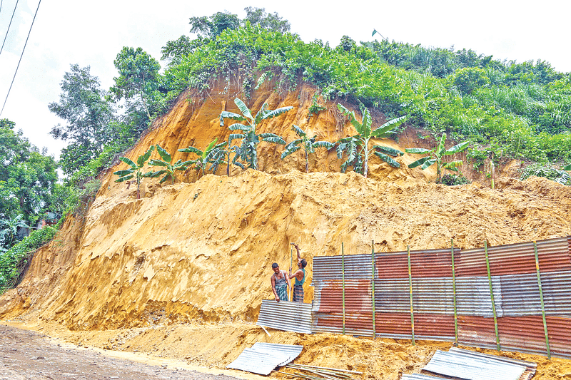 চট্টগ্রামের জঙ্গল সলিমপুর আরেফিন নগর এলাকায় চলছে পাহাড় কাটা। পরে সেখানে টিনের বেষ্টনী তৈরি করা হচ্ছে। গত বুধবার সকালে