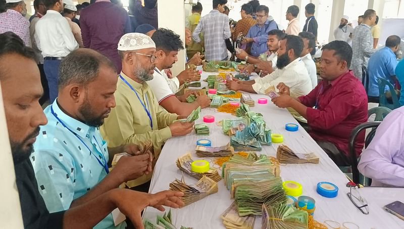 পাগলা মসজিদে জমা হওয়া ২৮ বস্তা টাকা গণনা চলছে। আজ শনিবার সকালে কিশোরগঞ্জের পাগলা মসজিদে