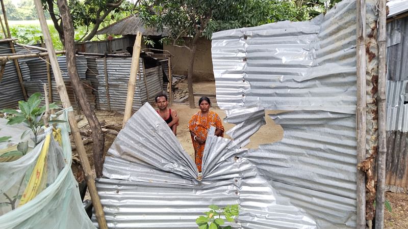 সরকার পতনের দিন রাজশাহীর মোহনপুরে ক্ষুদ্র জাতিগোষ্ঠী পাহাড়িয়া সম্প্রদায়ের ঘরবাড়িতে হামলা হয়। শনিবার দুপুরে মোহনপুরের পিয়ারপুর গ্রামের পাহাড়িয়া পল্লিতে