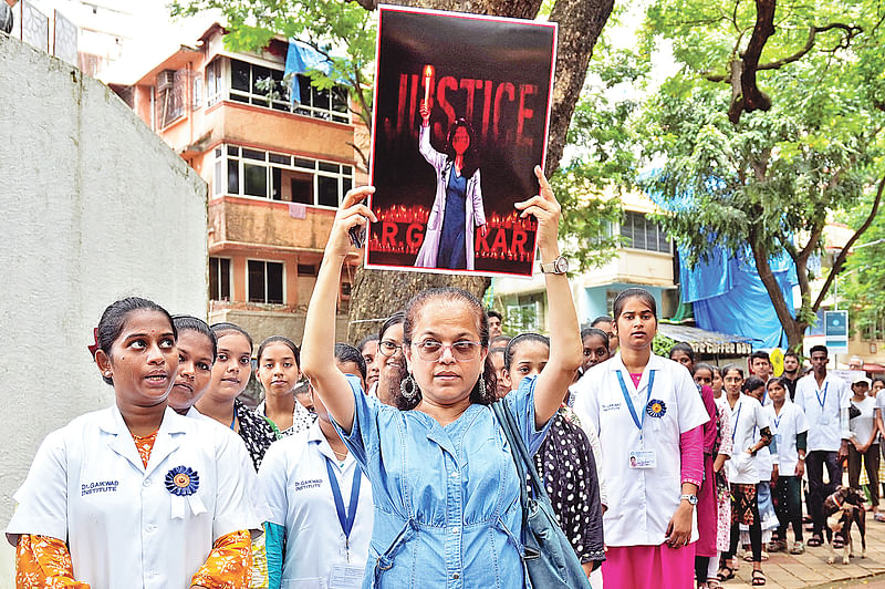 আরজি কর হাসপাতালে নারী চিকিৎসককে ধর্ষণ ও হত্যার ঘটনায় চিকিৎসক ও স্বাস্থ্যকর্মীদের বিক্ষোভ। গতকাল ভারতের মুম্বাইয়ে