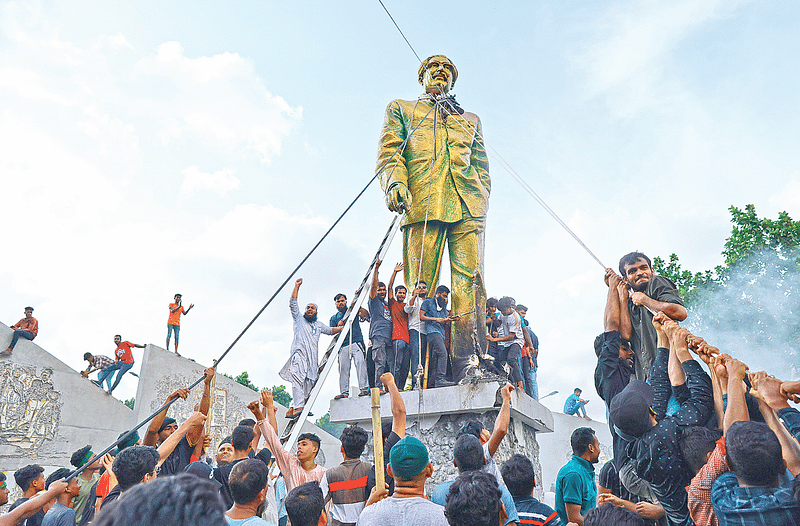 ভেঙে ফেলা হয় রাজধানীর বিজয় সরণির বঙ্গবন্ধুর ভাস্কর্যটি