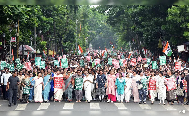 সম্প্রতি ভারতের আর জি কর হাসপাতালে নারী চিকিৎসককে ধর্ষণ-হত্যার ঘটনায় বিক্ষোভকারীদের সঙ্গে প্রতিবাদে শামিল হন পশ্চিমবঙ্গের মুখ্যমন্ত্রী মমতা বন্দ্যোপাধ্যায়