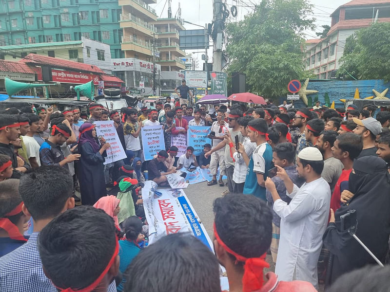 কক্সবাজারে সড়ক অবরোধ করে শিক্ষার্থীদের বিক্ষোভ। আজ বেলা ১১টায়