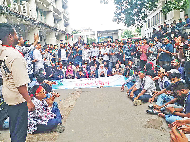 এইচএসসির স্থগিত পরীক্ষা বাতিলের দাবিতে শিক্ষার্থীদের বিক্ষোভ। গতকাল দুপুরে সচিবালয়ে শিক্ষা মন্ত্রণালয়ের ভবনের নিচে