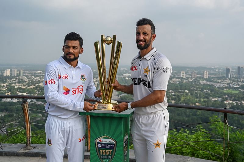 ট্রফি হাতে দুই অধিনায়ক নাজমুল হোসেন (বাঁয়ে) ও শান মাসুদ