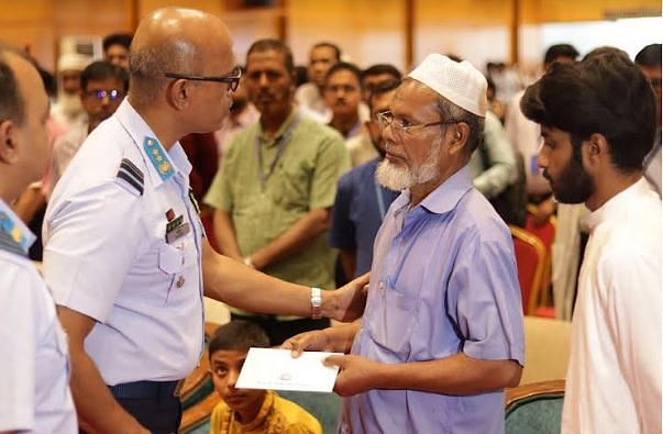 বৈষম্যবিরোধী ছাত্র আন্দোলনের সময় ঢাকার বিএএফ শাহীন কলেজের হতাহত শিক্ষার্থীদের প্রতি শ্রদ্ধাজ্ঞাপন ও দোয়া অনুষ্ঠানে প্রধান অতিথি হিসেবে উপস্থিত ছিলেন বিমানবাহিনীর ঘাঁটি বাশারের এয়ার অধিনায়ক ও কলেজের পরিচালনা পর্ষদের সভাপতি এয়ার ভাইস মার্শাল মো. শরীফ উদ্দীন সরকার।