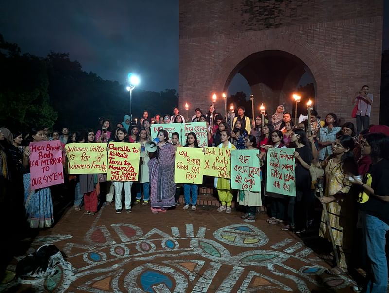 মশালমিছিল শেষে বিশ্ববিদ্যালয়ের শহীদ মিনার প্রাঙ্গণে সমাবেশ করেন নারী শিক্ষার্থীরা। সেখানে তাঁদের সঙ্গে সংহতি জানিয়ে বিশ্ববিদ্যালয়ের কয়েকজন শিক্ষকও অংশ নেন।