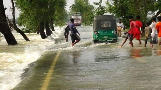 চট্টগ্রামের রাউজানে তলিয়ে গেছে সড়ক ও বাড়িঘর। আজ বিকেল চারটায় নোয়াপাড়া ইউনিয়নের ছামিদর কোয়াং গ্রামে