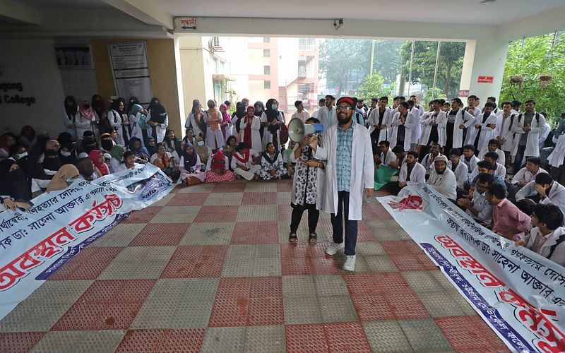 অধ্যক্ষের পদত্যাগ দাবিতে অবস্থান কর্মসূচি পালন করেন চট্টগ্রাম মেডিকেল কলেজের শিক্ষার্থীরা। আজ বেলা সাড়ে ১১টায় চট্টগ্রাম মেডিকেল কলেজে