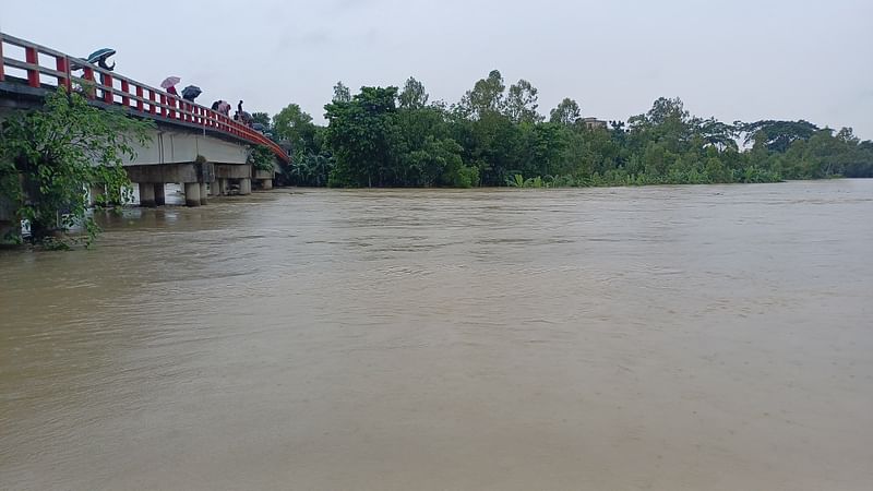 টানা বৃষ্টি ও ত্রিপুরা থেকে আসা পাহাড়ি ঢলে খোয়াই নদের পানি বিপৎসীমার ১৯৫ সেন্টিমিটার ওপর দিয়ে প্রবাহিত হচ্ছে। বুধবার বিকেলে নদীর মাছুলিয়া পয়েন্টে