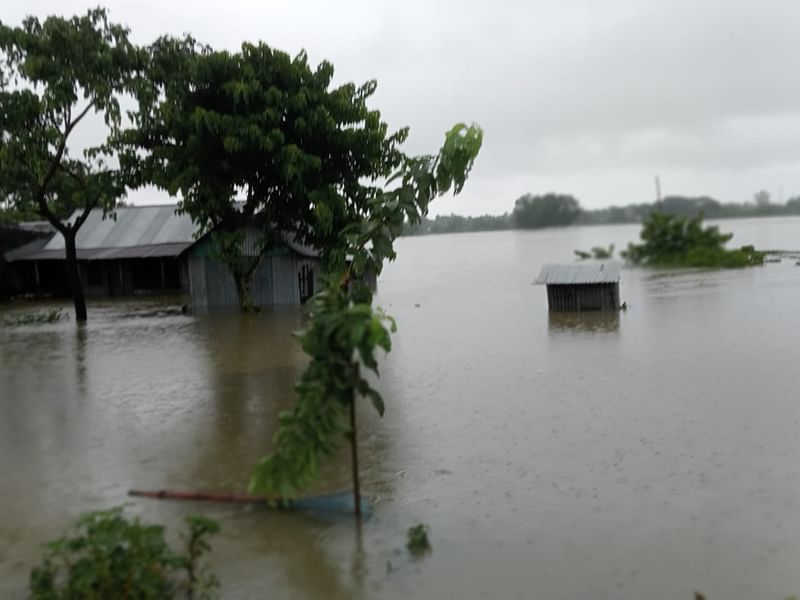 ভারতের পাহাড়ি ঢলের পানিতে আখাউড়া স্থলবন্দর ইমিগ্রেশনসহ আশপাশের ৫০টি গ্রাম তলিয়ে গেছে। পানিবন্দী অবস্থায় আছে ৩০০ পরিবার। আজ বুধবার দুপুরে