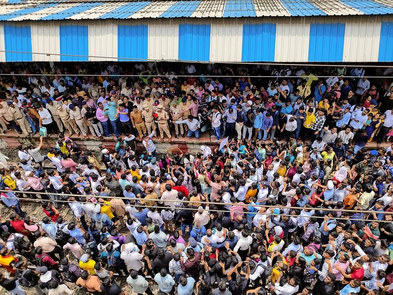 ন্যায়বিচারের দাবিতে বিক্ষোভকারীরা  গতকাল মঙ্গলবার থানে জেলার বাদলাপুর রেলওয়ে স্টেশনে কয়েক ঘণ্টা রেললাইন অবরুদ্ধ করে রাখেন