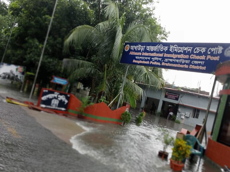 ভারী বৃষ্টিপাত ও পাহাড়ি ঢলে ব্রাহ্মণবাড়িয়ার আখাউড়া স্থলবন্দর ও ইমিগ্রেশন পুলিশ চেকপোস্ট প্লাবিত হয়েছে। আজ বুধবার দুপুরে