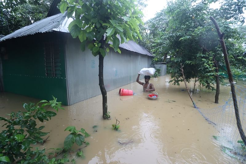 ফেনীতে বাড়িঘরে হাঁটু থেকে কোমরসমান পানি