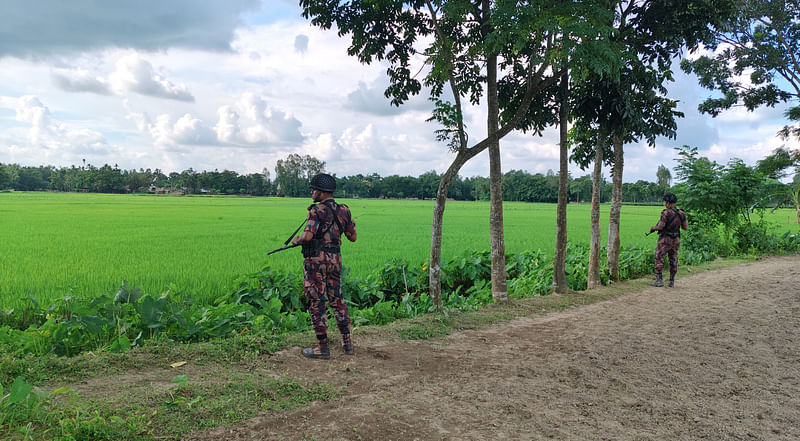 লালমনিরহাটের পাটগ্রামের দহগ্রাম সীমান্তে আন্তর্জাতিক সীমান্ত আইন লঙ্ঘন করে বিএসএফের বিরুদ্ধে কাঁটাতারের বেড়া নির্মাণের অভিযোগ উঠলে বিজিবি বাধা দেয়। বুধবার বিকেলে দহগ্রামের হাড়িপাড়া সীমান্তে