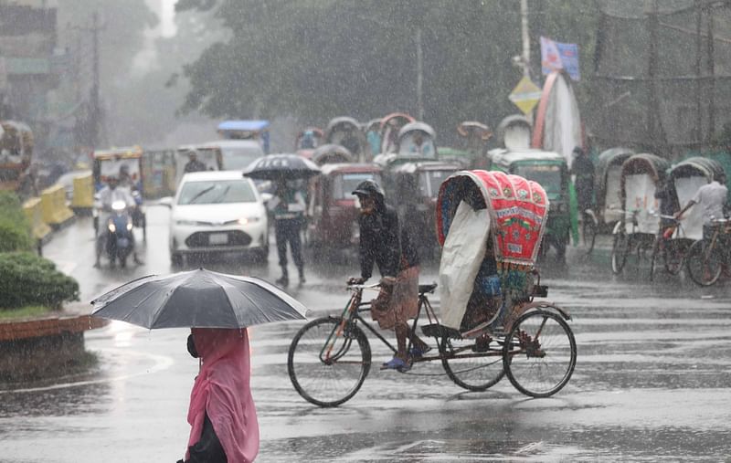 সকাল থেকে ভারী বৃষ্টি আর সিএনজিচালিত অটোরিকশা মালিকদের ধর্মঘটের কারণে গাড়ি পেতে সমস্যা হয়েছে নগরবাসীর। আজ দুপুর ১২টায় চট্টগ্রাম নগরের প্রবর্তক মোড়ে