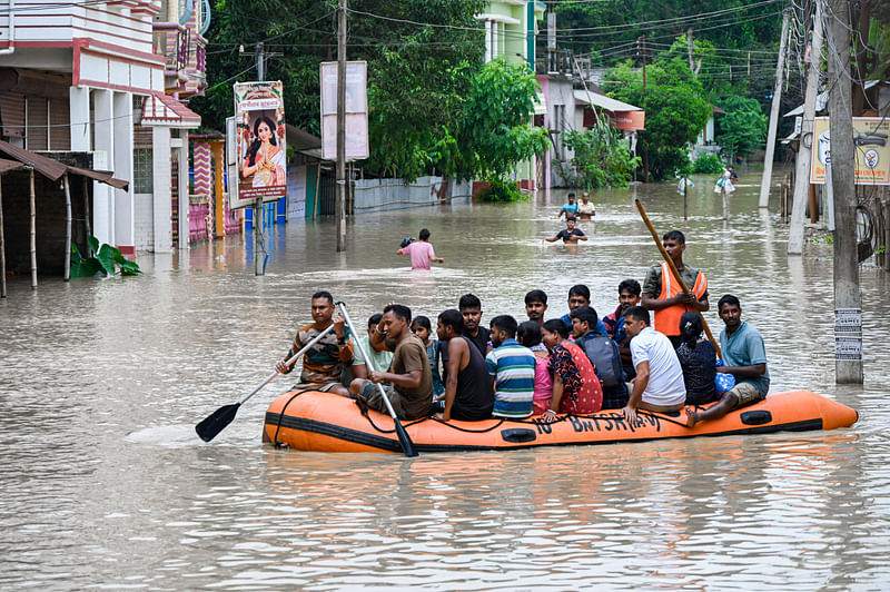 ভারী বৃষ্টিতে ডুবেছে ত্রিপুরার রাজধানী আগরতলা। মঙ্গলবার বন্যায় আটকে পড়া লোকজনকে উদ্ধার করেন ত্রিপুরা স্টেট রাইফেলসের সদস্যরা