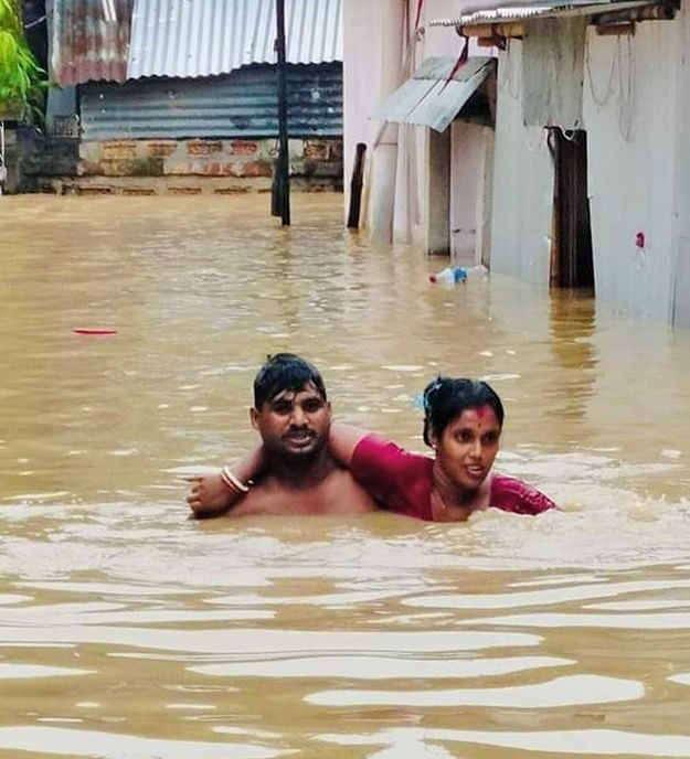 বন্যার পানিতে ঘরবাড়ি তলিয়ে গেছে। তাই নিরাপদ আশ্রয়ে ছুটছেন তাঁরা। আগরতলা, ত্রিপুরা ২০ আগস্ট