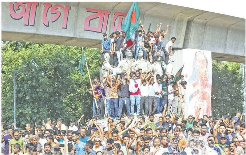 ছাত্র–জনতার অভ্যুত্থানে ৫ আগস্ট পতন হয় শেখ হাসিনা সরকারের