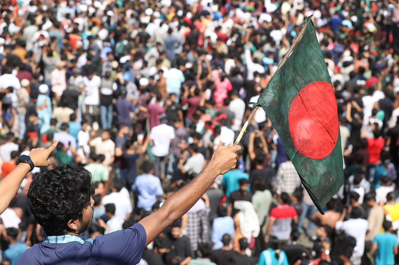 গণ-অভ্যুত্থানের মধ্য দিয়ে শেখ হাসিনার পতনের পর শাহবাগে জনতার উল্লাস, ৫ আগস্ট ২০২৪