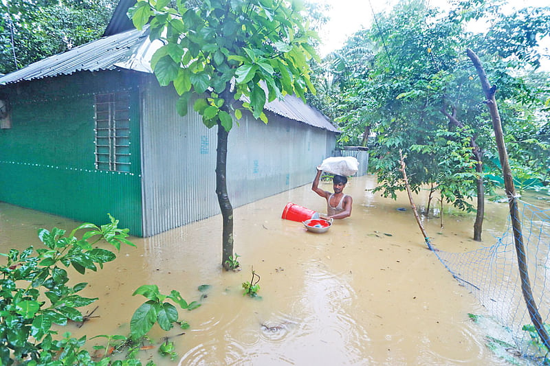 উজান থেকে নেমে আসা ঢলে কুমিল্লার গোমতী নদীর পানি বেড়েছে। তিনটি উপজেলার বিভিন্ন গ্রামে বসতঘর, শিক্ষাপ্রতিষ্ঠান, আবাদি জমি পানিতে তলিয়ে গেছে। ডুবে যাওয়া ঘর থেকে মালপত্র নিয়ে বেরিয়ে আসছেন এক ব্যক্তি। গতকাল কুমিল্লা সদর উপজেলার চানপুর এলাকায়