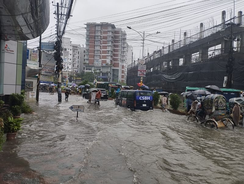 ভারী বৃষ্টিতে আবারও ডুবেছে চট্টগ্রামের নিচু এলাকা। আজ সকাল দশটায় নগরের প্রবর্তক মোড়ে