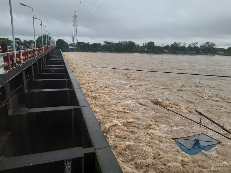 ফেনী জেলাকে বন্যার হাত থেকে রক্ষা করতে পানি দ্রুত বঙ্গোপসাগরে চলে যাওয়ার লক্ষ্যে মুহুরী রেগুলেটরের ৪০টি গেট (জলকপাট) খুলে দেওয়া হয়েছে। গত বুধবার বিকেলে উপজেলার মুহুরী প্রকল্প এলাকা থেকে তোলা।