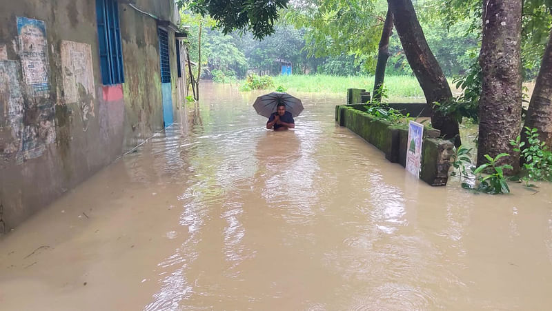 টানা বৃষ্টিতে কর্নফুলী ও হালদার পানি ৮ থেকে ১০ ফুট বেড়ে তলিয়ে গেছে সড়ক। গতকাল বেলা আড়াটায় চট্টগ্রামের রাউজানের ছামিদর কোয়াং গ্রামে