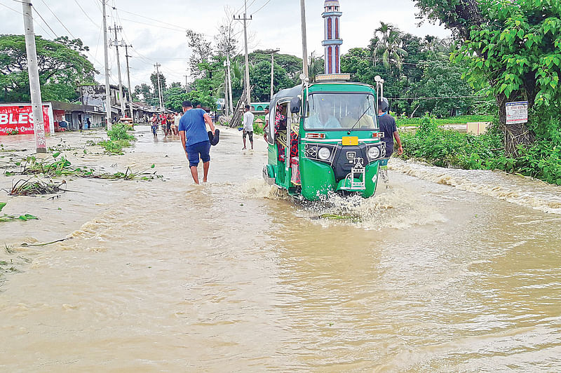 তলিয়ে গেছে মৌলভীবাজার-কুলাউড়া সড়ক। গতকাল সকালে রাজনগরে