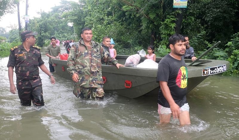 ফেনী, চট্টগ্রাম, ব্রাহ্মণবাড়িয়া, হবিগঞ্জ, কুমিল্লা ও মৌলভীবাজার জেলায় বৃহস্পতিবার বন্যার্তদের উদ্ধার কার্যক্রমে অংশ নেন সেনাবাহিনীর সদস্যরা