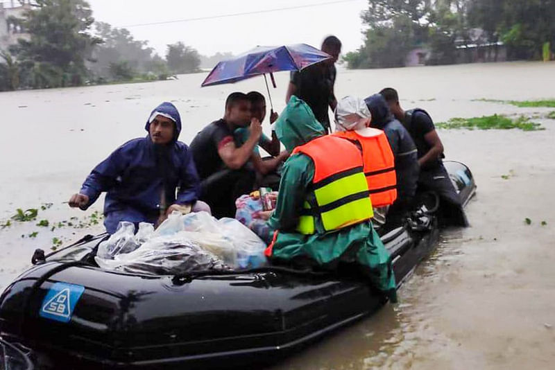 ফেনীতে বন্যাদুর্গতদের উদ্ধারে অভিযান পরিচালনা করে বাংলাদেশ নৌবাহিনী