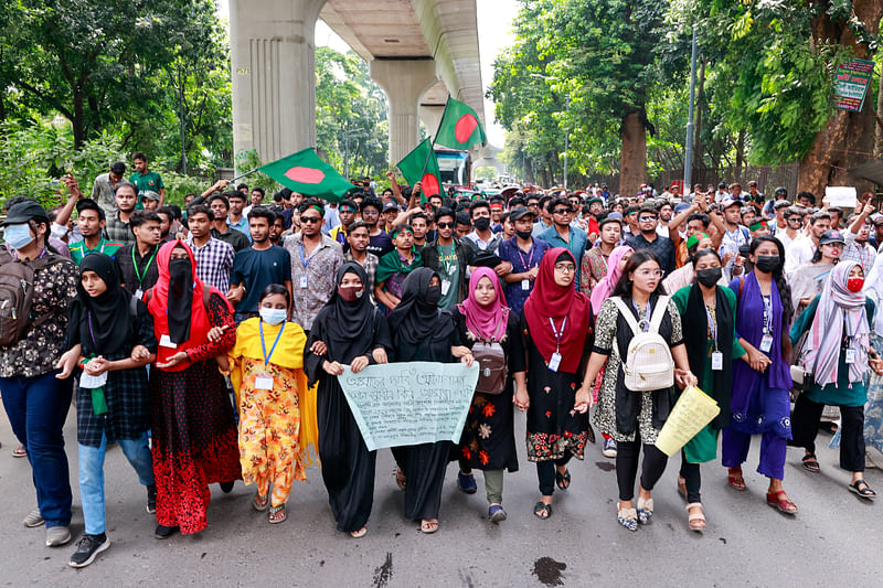 শিক্ষার্থীদের আন্দোলনের মুখে এইচএসসির বাকি পরীক্ষাগুলো বাতিলের সিদ্ধান্ত নিতে হয়