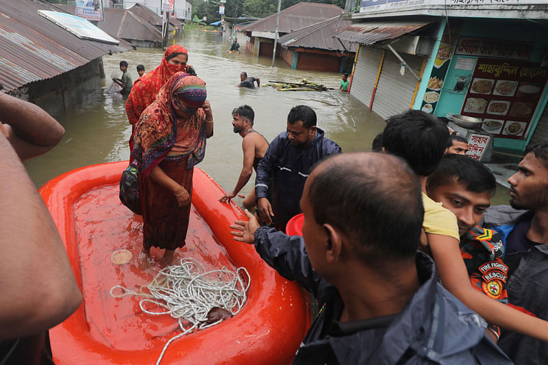 বন্যার পানি বেড়ে যাওয়ায় নিরাপদ স্থানে নিয়ে যাওয়া হচ্ছে মানুষজনকে। আজ বিকেলে ফেনীর ভাঙ্গা তাকিয়া এলাকায়