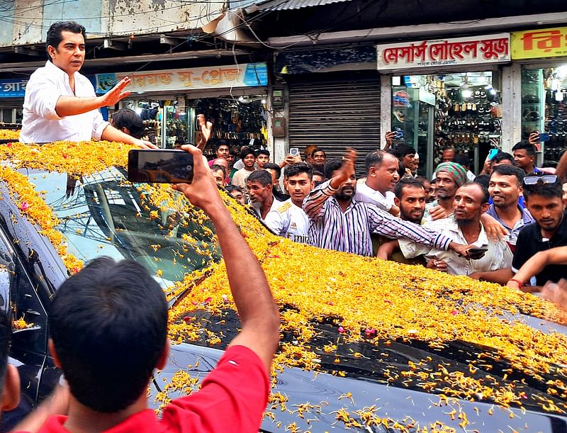 আন্দালিব রহমান পার্থ ভোলায় এলে নেতা-কর্মীরা তাঁকে ফুলেল শুভেচ্ছা জানান। পরে তিনি শহরের উকিলপাড়ায় নিজ বাসভবনে যান। বৃহস্পতিবার বিকেলে