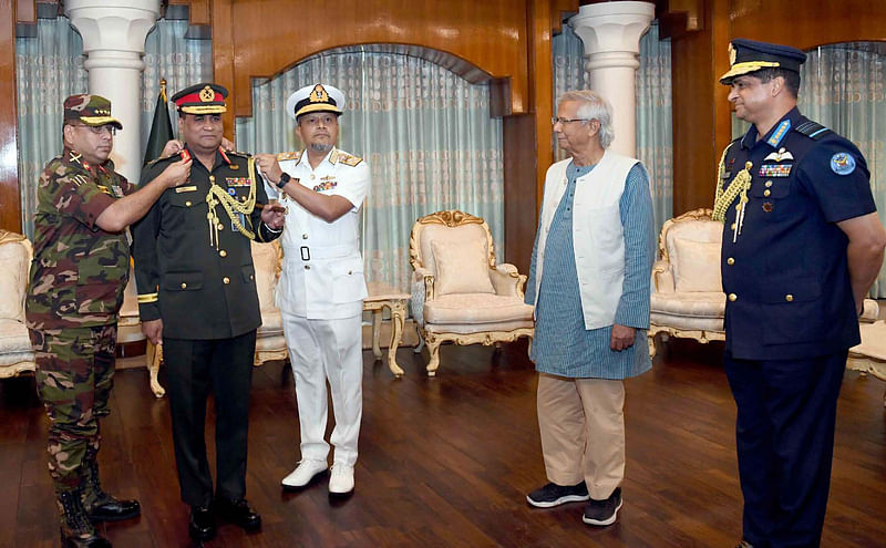 প্রধান উপদেষ্টা ড. মুহাম্মদ ইউনূসের উপস্থিতিতে নবনিযুক্ত প্রিন্সিপাল স্টাফ অফিসারকে সেনাবাহিনী প্রধান জেনারেল ওয়াকার-উজ-জামান ও নৌবাহিনী প্রধান অ্যাডমিরাল এম নাজমুল হাসান লেফটেন্যান্ট জেনারেলের র‌্যাংক ব্যাজ পরিয়ে দেন। রাষ্ট্রীয় অতিথি ভবন যমুনায়, ২২ আগস্ট ২০২৪