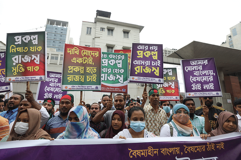 বিভিন্ন প্রতিষ্ঠান ও সংস্থার কর্মীরা প্রতিদিনই সড়ক আটকে নানা দাবি জানাচ্ছেন