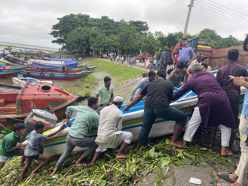 ফেনীতে নিয়ে যাওয়ার জন্য নদী থেকে তোলা হচ্ছে স্পিডবোট। আজ বৃহস্পতিবার দুপুরে চাঁদপুর বড়স্টেশন ডাকাতিয়া নদীর পাড়ে