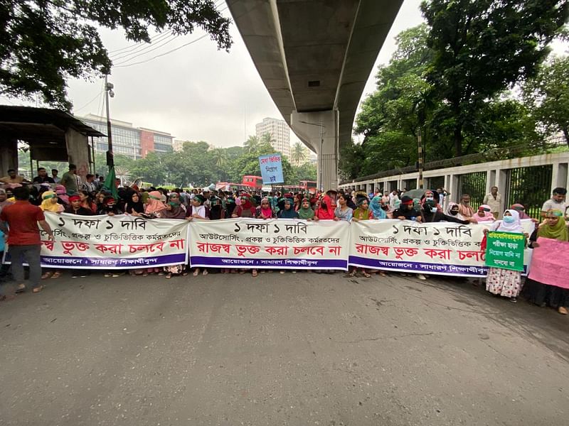 আউটসোর্সিংয়ের মাধ্যমে চুক্তিভিত্তিক নিয়োগপ্রাপ্ত কর্মীদের রাজস্ব খাতে না নিয়ে মেধার ভিত্তিতে নিয়োগের দাবিতে ‘সাধারণ শিক্ষার্থীবৃন্দ’–এর ব্যানারে মিছিল–সমাবেশ করা হয়। ঢাকা, ২২ আগস্ট