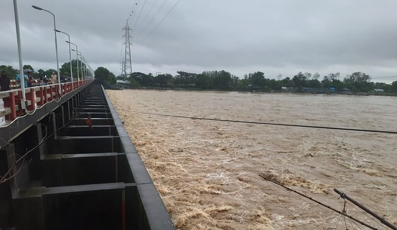 ভারী বৃষ্টি ও উজান থেকে নেমে আসা পাহাড়ি ঢলের পানি দ্রুত যাতে বঙ্গোপসাগরে চলে যেতে পারে, সে জন্য মুহুরী রেগুলেটরের ৪০টি জলকপাট খুলে দেওয়া হয়েছে। মুহুরী প্রকল্প এলাকায়