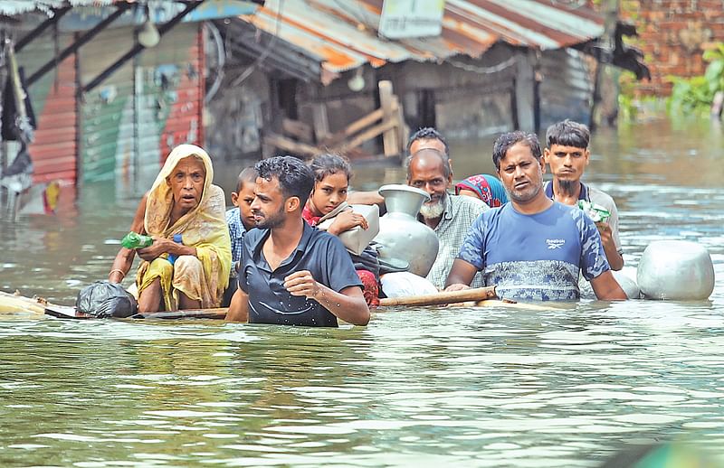 কলাগাছের ভেলায় করে নিরাপদ আশ্রয়ের উদ্দেশ্যে নিয়ে যাওয়া হচ্ছে বন্যাকবলিত কয়েকজনকে। গতকাল বেলা তিনটার দিকে ফেনী সদরের খাইয়ারা বাজার এলাকায়