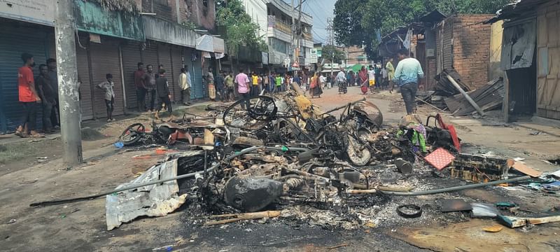 রংপুর-২ (বদরগঞ্জ-তারাগঞ্জ) আসনের সাবেক সংসদ সদস্য আবুল কালাম মো. আহসানুল হক, তাঁর আপন চাচাতো ভাই বদরগঞ্জ পৌরসভার সাবেক মেয়র আহসানুল হকসহ তাঁদের অন্য চার ভাইয়ের বাসার ভেতর থেকে মালামাল এনে রাস্তায় আগুন দেন বিক্ষুব্ধ জনতা। ৫ আগস্ট বিকেলে তোলা