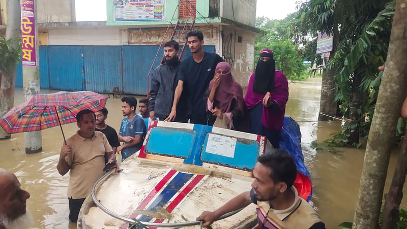 চট্টগ্রামের ফটিকছড়িতে বিভিন্ন বাড়িতে আটকে পড়া নারী-শিশুদের উদ্ধার করে নিয়ে আসা হয় নৌকায় করে। আজ বিকেল সাড়ে পাঁচটায় সুয়াবিল ইউনিয়নের পূর্ব সুয়াবিলে