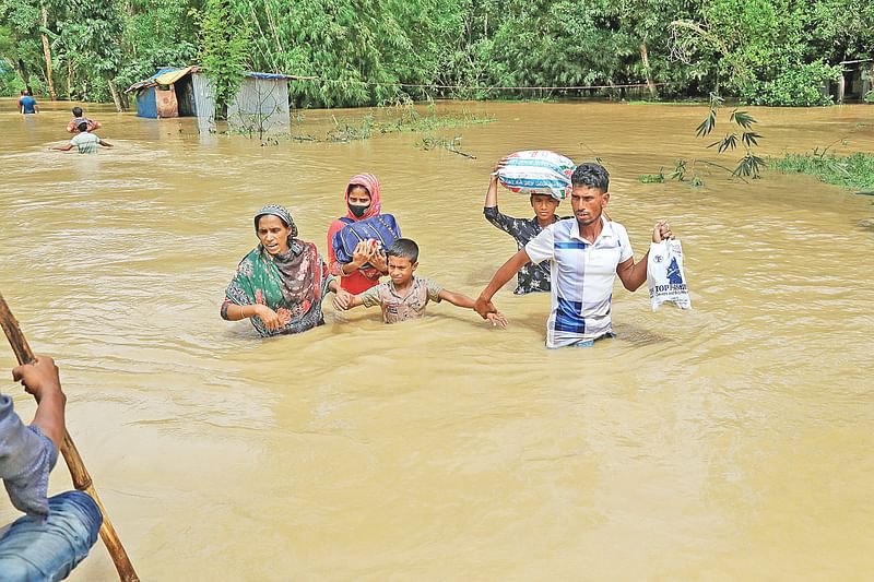 আকস্মিক বন্যায় অনেক এলাকা এখনো যোগাযোগবিচ্ছিন্ন। এর মধ্যেই কোমরপানি ভেঙে নিরাপদ আশ্রয়ের সন্ধানে বন্যাপীড়িত মানুষ। গতকাল ফেনীর ছাগলনাইয়ায়