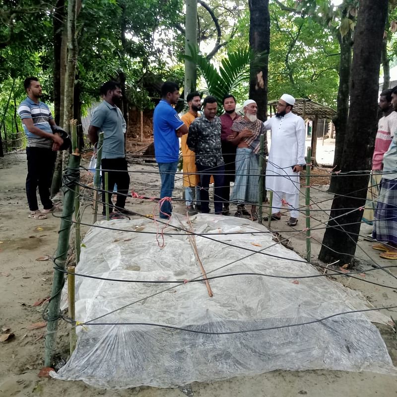 বৈষম্যবিরোধী ছাত্র আন্দোলনে গিয়ে মারা যাওয়া নাজিম উদ্দিনের কবরের পাশে দাঁড়িয়ে আহাজারি করছেন স্বজনেরা। গত বুধবার নেত্রকোনার বারহাট্টা উপজেলার ভাটগাঁও গ্রামে