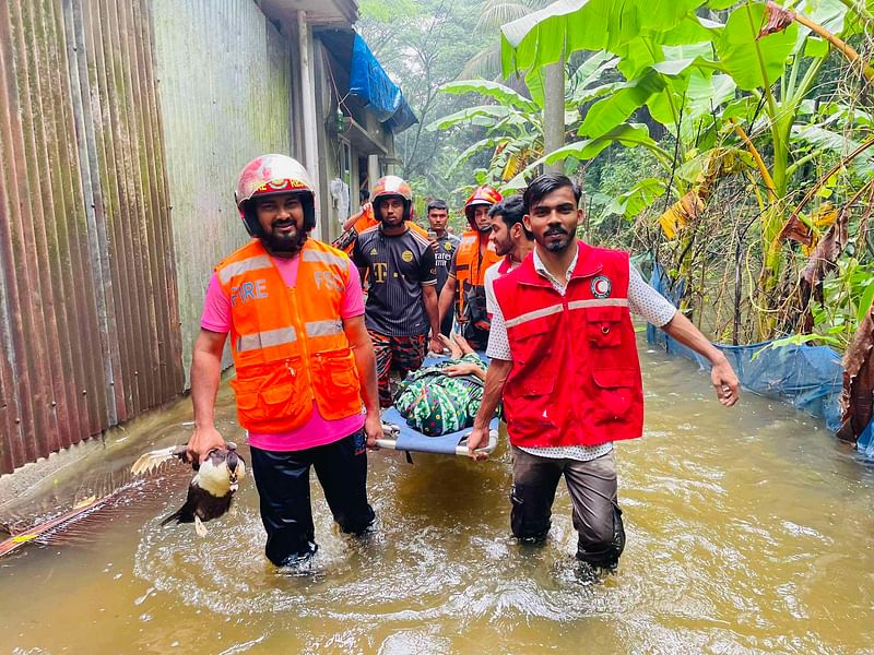 বন্যার পানি বেড়ে যাওয়ায় আটকা পড়েছেন অনেকে। খবর পেয়ে রেড ক্রিসেন্টের কর্মী ও তরুণেরা তাঁদের উদ্ধার করছেন। গত বুধবার বিকেলে লক্ষ্মীপুরের রায়পুর উপজেলার দেওয়ানজি বাড়ি এলাকায়