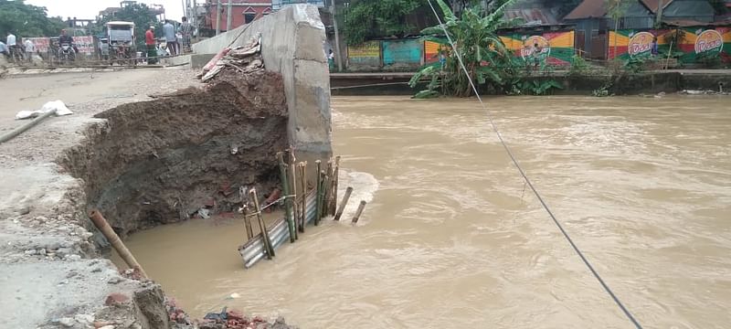 তীব্র পানির বেগে সেতুর মাটি ধসে পড়েছে। শুক্রবার সকালে ব্রাহ্মণবাড়িয়ার আখাউড়া পৌর এলাকার দেবগ্রাম সেতু এলাকায় তোলা