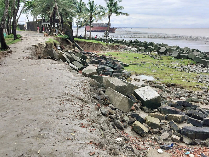 চট্টগ্রামের সীতাকুণ্ডে ক্ষতিগ্রস্ত বেড়িবাঁধ। আজ সকাল ১০টায় বাঁশবাড়িয়া ইউনিয়নের আকিলপুর সমুদ্র সৈকতে