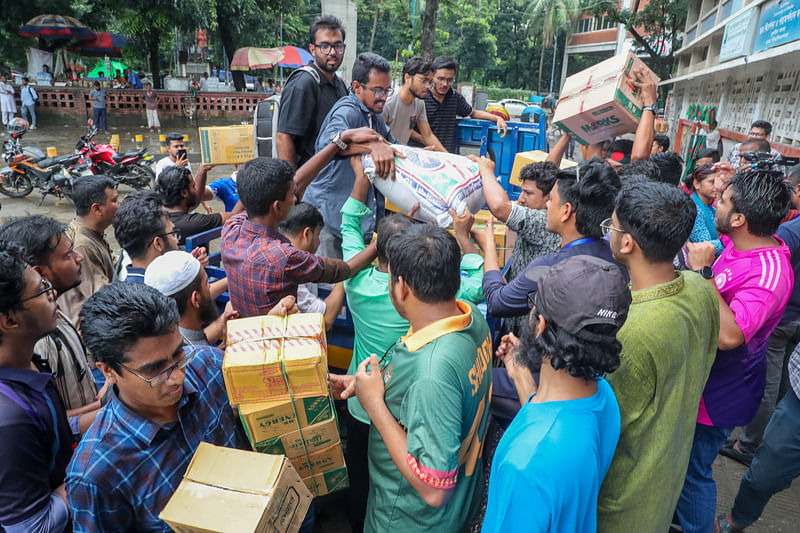 ট্রাকে ভরে ত্রাণসামগ্রী নিয়ে আসা হয়েছে টিএসসিতে গণত্রাণ সংগ্রহ কেন্দ্রে জমা দেওয়ার জন্য